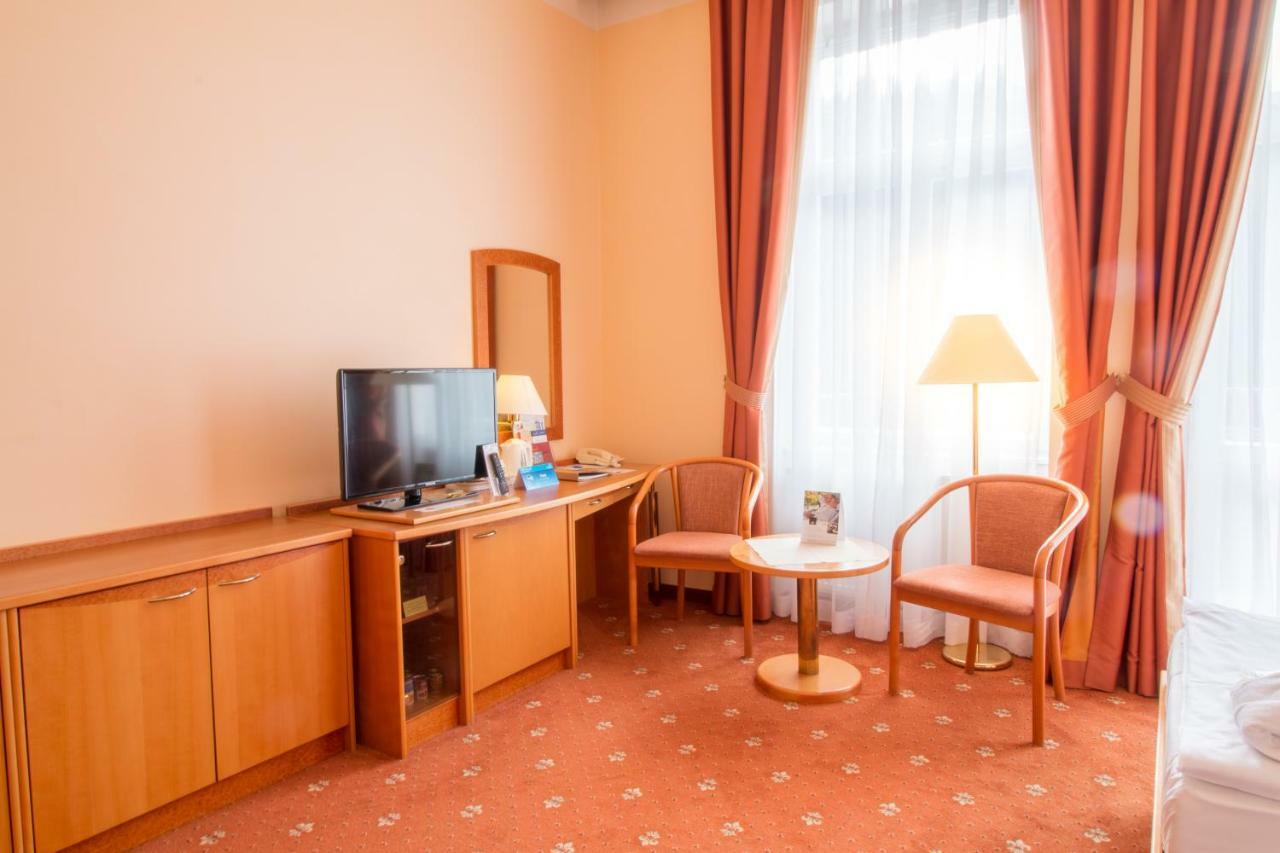 Ensana Hvezda - Imperial - Neapol Hotel มาเรียอานซเกลาซนี ภายนอก รูปภาพ